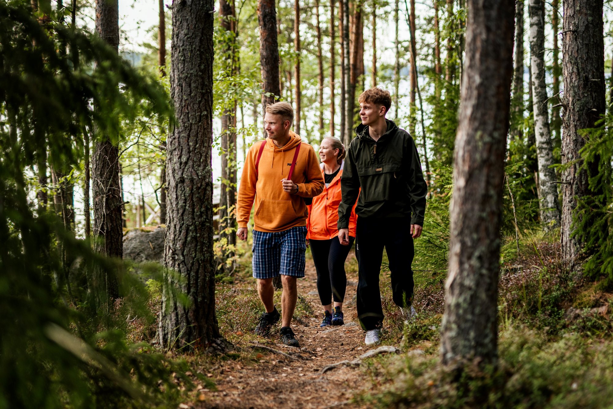 Kolme henkilöä retkeilemässä sekametsässä. Kuva: Lauri Aapro.
